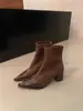 Botas de Cano Curto Apontadas de Design de Nicho Femininas 2026 Nova Moda Outono Inverno Botas Individuais Patchwork Camurça Salto Grosso Elásticas Emagrecedoras