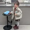 Roupa Exterior para Meninas Outono e Inverno 2026 Nova Estilosa Blusa de Lã de Bebê Roupa de Inverno para Crianças Suéter Espesso de Lã de Cordeiro