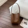 Bolso de axila vintage de alta gama coreano para mujer, verano 2026, cuero suave tejido, bolso de hombro casual tipo cesta