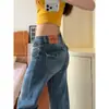 Jeans de mujer de tiro bajo, ligeramente acampanados con efecto levantamiento de glúteos, nuevo estilo verano 2026, pantalones adelgazantes retro americanos lavados tie-dye