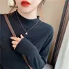 Suéter Base Feminino Preto de Corte Justo com Gola Alta Meia Branca Tricot Fino Moda Fashion Outono e Inverno Francês Top