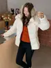 Jaqueta Acolchoada de Algodão Fashion Levemente Ajustada Curta Feminina 2026 Inverno Acolchoada Quente com Capuz Versátil Jaqueta de Algodão Roupa Exterior