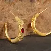 Pendientes de aro vintage elegantes y exquisitos de Cao Shi, pendientes de imitación de rubí de diseñador, accesorios florales cepillados de estilo chino de alta gama