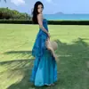 Vestido azul elegante para isla resort, favorecedor y adelgazante, cuello halter, falda larga de sirena, color de la foto, gasa, corte ajustado, moderno