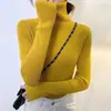 Tecido de fio core-spun, suéter feminino de gola alta, coleção outono 2025, peça versátil para usar por baixo, efeito emagrecedor, top de tricô curto pullover