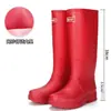 Nuevas botas de lluvia de moda para mujer de caña alta para uso en exteriores, botas de lluvia para adultos, zapatos impermeables antideslizantes, botas de goma resistentes al desgaste para cocina