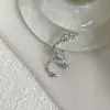 2024 Nuevo y exquisito clip para oreja con forma de dragón plateado e incrustaciones de circón, pendientes elegantes y versátiles para el año de nacimiento, de lujo ligero para mujer. Venta al por mayor