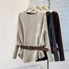Suéter de Tricô Manga Longa Plus Size 2026 para Mulheres, Novo Estilo Outono/Inverno, com Cinto, Corte Ajustado, Suéter de Cor Sólida