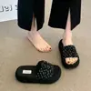 Chinelos de Bolinhas com Solado Grosso para Mulheres, Novo Estilo Verão 2026, Inspirados em Chanel, Adequados para Combinar com Vestidos, Sandálias Slide para Férias na Praia