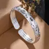 A Nova Pulseira Estrelada Prateada É um Presente Popular de Feriado Que É Amado pelos Mais Velhos