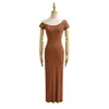 25102-26 Vestido Sexy Ajustado Estilo Primavera para Chicas Atrevidas que Resalta la Figura con Escote Pronunciado, Diseño de un Hombro y Abertura Alta