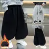Calça de Pelúcia para Meninos Estilo Coreano Calça Lanterna Outono/Inverno 2026 Nova Roupa Externa Quente de Fleece Espessado de Uma Peça para Crianças