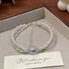 Diseño auténtico, lujo ligero y sensación de alta gama: un brazalete de doble capa con aguamarina y perlas, una pieza delicada y versátil para mujer, con un nuevo acabado en tono plata