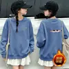 Sudaderas forradas de felpa para niñas de importación, nueva colección otoño/invierno 2026, cuello redondo, diseño de caricatura lindo, tops de manga larga para niños como capa base, venta al por mayor
