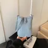 Bolsa de celular com padrão trançado, design de nicho versátil para mulheres, novo modelo 2026, bolsa de ombro e transversal portátil simples e elegante
