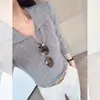 Camiseta de punto de manga larga con cuello polo estilo "old money" para mujer, atuendo de principios de otoño, corte ajustado, elegante, adecuada para ir al trabajo, top de hombro normal