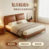 Cama moderna minimalista de cuero con respaldo dividido, cama tapizada negra de lujo ligero italiano con patas metálicas, cama doble para uso doméstico en el dormitorio principal