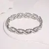Pulseira de aço inoxidável com elos geométricos transpassados, minimalista e elegante, com um estilo cool e discreto, oferecendo um visual único e sofisticado; pulseiras de aço titânio para atacado