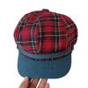 Boina de cuadros rojos 2025 Otoño temprano Nuevo sombrero octogonal Gorra con visera para mujer Muestra la cara Sombrero pequeño de pintor Tendencia retro