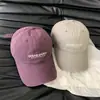 Gorra de Béisbol Bordada con Letras Vintage para Mujer con Visera Ancha, Copa Suave, Efecto Adelgazante del Rostro, Gorra Morada, Nuevo Modelo 2026 Gorra de Pico de Pato