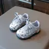 Otoño 2026 Nuevo Estilo Coreano Moda Versátil para Niñas Suela Suave Antideslizante Encaje Lunares Velcro Tenis