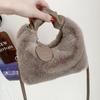 Bolso de felpa popular de este año 2023 nuevo bolso de mano de invierno para mujer nicho Bolso de felpa bolso de mujer moda bolso bandolera