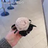 Elástico de Cabelo Flor Artificial Rosa Chiclete Feito à Mão para Menina Rica, Scrunchie de Acetato Preto Cetim Acessório de Cabelo