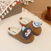 Diadema y Pantuflas Lindas de Dibujos Animados de Pingüino y Pececito Estilo Coreano para Niños 2026 Otoño/Invierno Nuevas Pantuflas de Algodón con Felpa para Exteriores para Niñas
