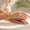 Pulsera abierta de lujo ligero vintage transfronteriza con relieve en espiral dorada, brazalete circular ancho con patrón de estilo europeo y americano de mediados de siglo
