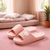 Chinelos Fofos com Sensação de Pisar em Cocô para Mulheres, Novo para Uso Externo de Verão, Sandálias Grossas Antiderrapantes para Banheiro, Casa e Uso Interno para Homens