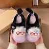 Chinelos de algodão estilosos para mulheres, super macios, novo design fofo e felpudo, estilo cartoon 2026, inverno, removíveis, adequados para uso externo