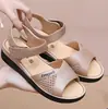 Moda Nova Primavera 2025 Cor Sólida Vazado Respirável Salto Alto Feminino Fresco Elegante Elegante Sandálias e Chinelos para Mãe