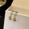 Brincos de Tarraxa Flor de Strass Francesa em Formato C para Mulheres Brincos Estilo Corte Retro Brincos de Luxo Leve Sentido de Alto Padrão Design de Brincos Sentido de Design Nicho