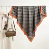 Moda Outono e Inverno Novo Lenço Quadrado Grande de Seda e Lã Dupla Face Cor Diferente Lenço de Seda e Lã 105 Xale Quente Versátil
