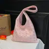 Bolsa de axila estilo motociclista de moda europeia e americana, nova bolsa de mão moderna com tachas, bolsa de ombro para o dia a dia, bolsa tote