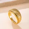 Joias Europeias e Americanas Transfronteiriças de Aço Titânio, Estilo Retrô de Alto Padrão, Anéis Banhados a Ouro 18K, Fabricante de Anéis Listrados de Aço Inoxidável Fundido