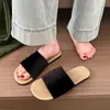 Sandalias planas de terciopelo plisado estilo vintage francés para mujer, para uso exterior en verano, nuevo modelo 2026, impresionantes sandalias casuales versátiles sin cordones