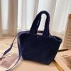 Nuevo bolso de hombro de felpa de otoño e invierno, diseño de nicho, bolso con hebilla magnética, bolso de mano moderno y versátil para uso diario.