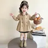 Gabardina de longitud media para niña para primavera y otoño 2026 nueva colección de otoño para niños con una elegante solapa estilo coreano top para bebé