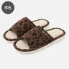 Chinelos de linho com estampa de leopardo para mulheres, com sola grossa, antiderrapantes, respiráveis, absorventes de suor, confortáveis para uso diário em ambientes internos, também disponíveis em estilo masculino