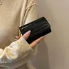 Estilo minimalista texturizado, súper popular corto moderno nicho de moda 2026 horizontal nuevo bolso cartera pequeño tejido para mujer