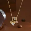Cadena de Clavícula Chapada en Oro Real con Circonita Micro-pavimentada Sentido de Diseño de Nicho para Mujer Collar con Corazón de Cristal Estilo Dulce y Fresco Gargantilla
