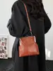 2026 Nueva Bolsa Vintage de Cuero Suave para Mujer, Bolso de Hombro Cruzado de Moda para Dama, Bolso de Pinza de Mano para Comercio Transfronterizo