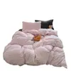 Conjunto de quatro peças estilo Ins com bolinhas rosa em veludo de leite, capa de edredom espessa em fleece de coral para outono e inverno, apresentando um design fofo e feminino, e roupa de cama em fleece dupla face
