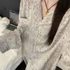 Pijama luxuoso e moderno com estampa de leopardo para mulheres, novo conjunto de primavera/outono com mangas compridas e calças compridas, roupa de casa doce e jovem que pode ser usada na rua