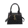 Nova bolsa elegante 2026 para mulheres, apresentando uma textura de alta qualidade, design moderno, estilo transversal versátil e um formato quadrado pequeno casual