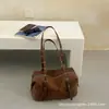Nova bolsa de camurça retrô 2026, um design de nicho para mulheres, uma bolsa de ombro estilosa que pode ser carregada sob o braço, perfeita para o trajeto