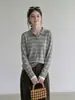 Elegante suéter de tricô listrado color-block com gola polo retrô para mulheres, versátil para o início do outono, blusa de manga longa de caimento solto para o trajeto