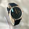 Relojes de moda para mujer con textura literal de relieve de explosiones transfronterizas de comercio exterior, reloj al por mayor con esfera de números romanos rómbica