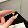 Anillo de Lujo Ligero Estilo Nicho Oro Brillante Doble Capa Cruz Zirconia para Mujer, Modelo Nuevo con un Diseño Único Simple y Exquisito, Anillo Abierto